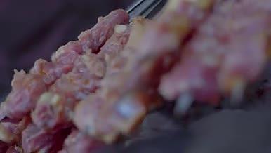 美食孜然辣椒烧烤羊肉食物烤肉视频的预览图